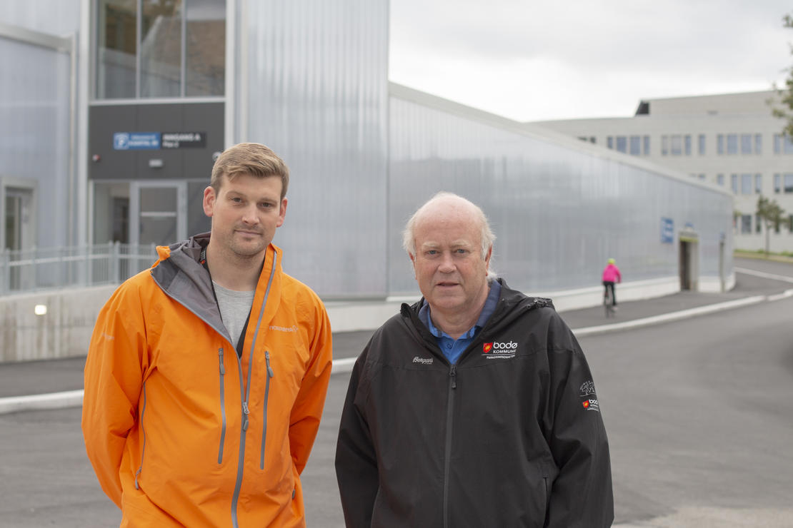 Leder for parkeringsenheten Terje Strand og prosjektleder Øyvind Oskarsen i Bodø kommune ser fram til at det nye parkeringsanlegget i kvartal 99 åpner lørdag. 