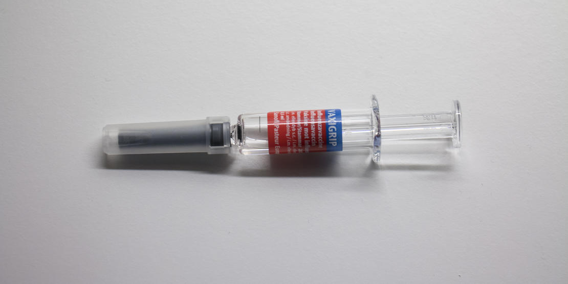 Bilde av en sprøyte med influensavaksine. 
