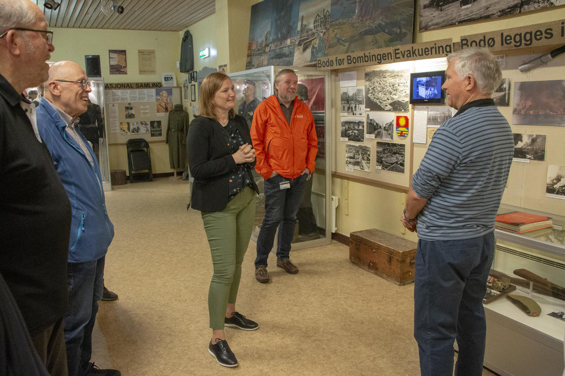 Ordfører Ida Pinnerød og varaordfører Ola Smeplass hadde et hyggelig og lærerikt besøk på Bodø krigshistoriske museum mandag. Foto: Aleksander Ramberg