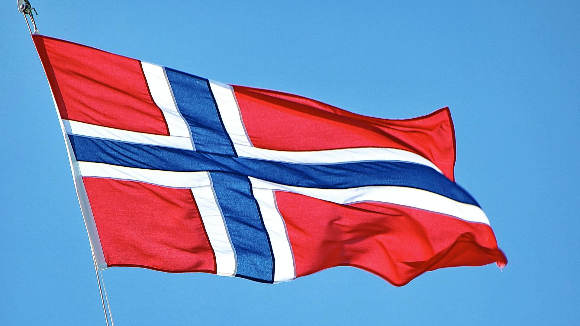 Bildet viser et norsk flagg og blå himmel.