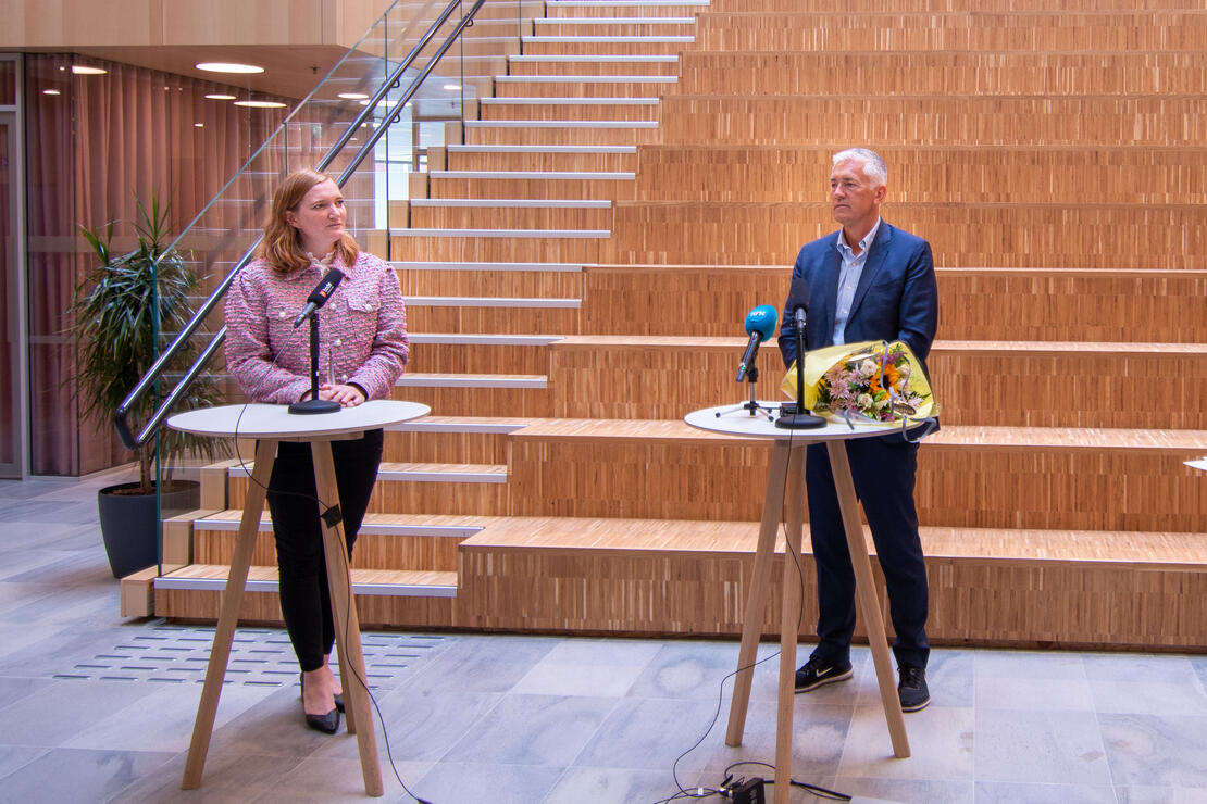 Kjell Hugvik og ordfører Ida Pinnerød under onsdagens pressekonferanse. Foto: Per-Inge Johnsen