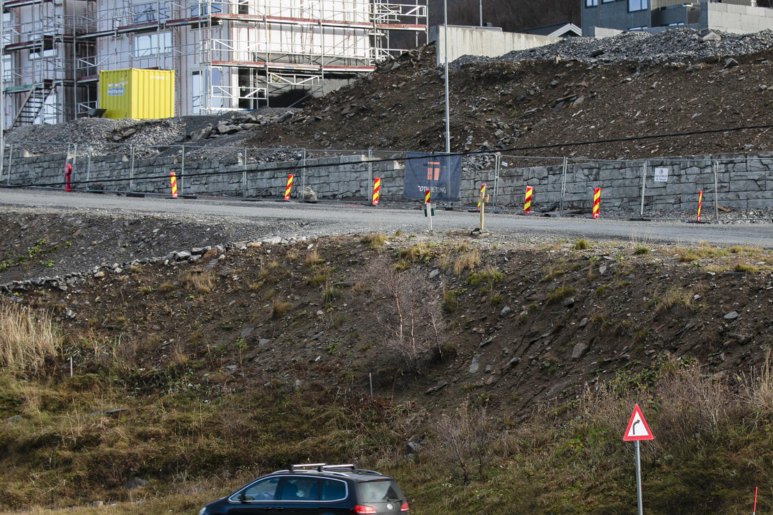 Manglende autovern og bratte skråninger gjør veien trafikkfarlig.  Foto: Sander Halvorsen/Bodø kommune 