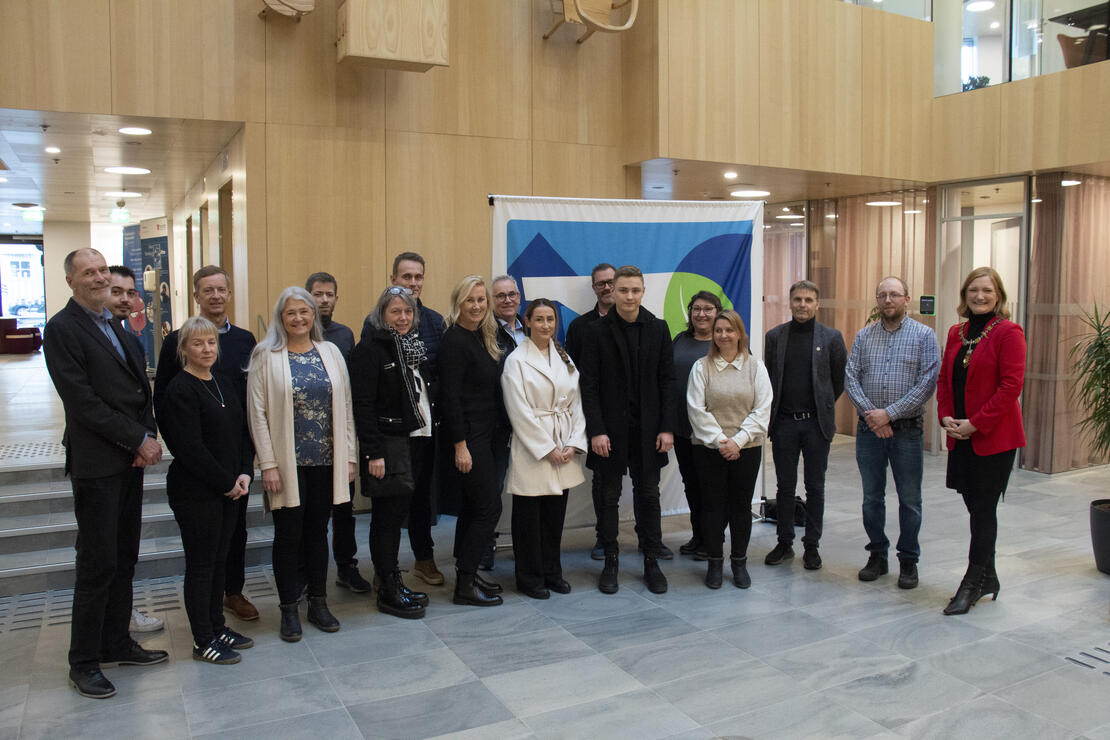 Ordfører Ida Pinnerød sammen med representanter fra flere av Bodø-virksomhetene som er blitt sertifiserte som Miljøfyrtårn i 2020 og 2021. Foto: Aleksander Ramberg 