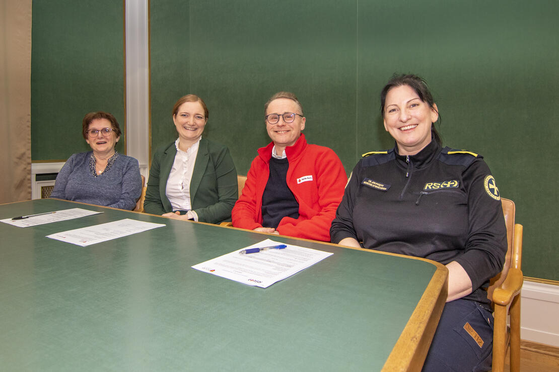 Ordfører Ida Pinnerød signerte avtalene på vegne av Bodø kommune. Her sammen med Martha Selvær (Innstranden Sanitetsforening), Erik-André Sølberg (Bodø Røde Kors) og Anita Kjelstrup Gløersen (Redningsselskapet). 