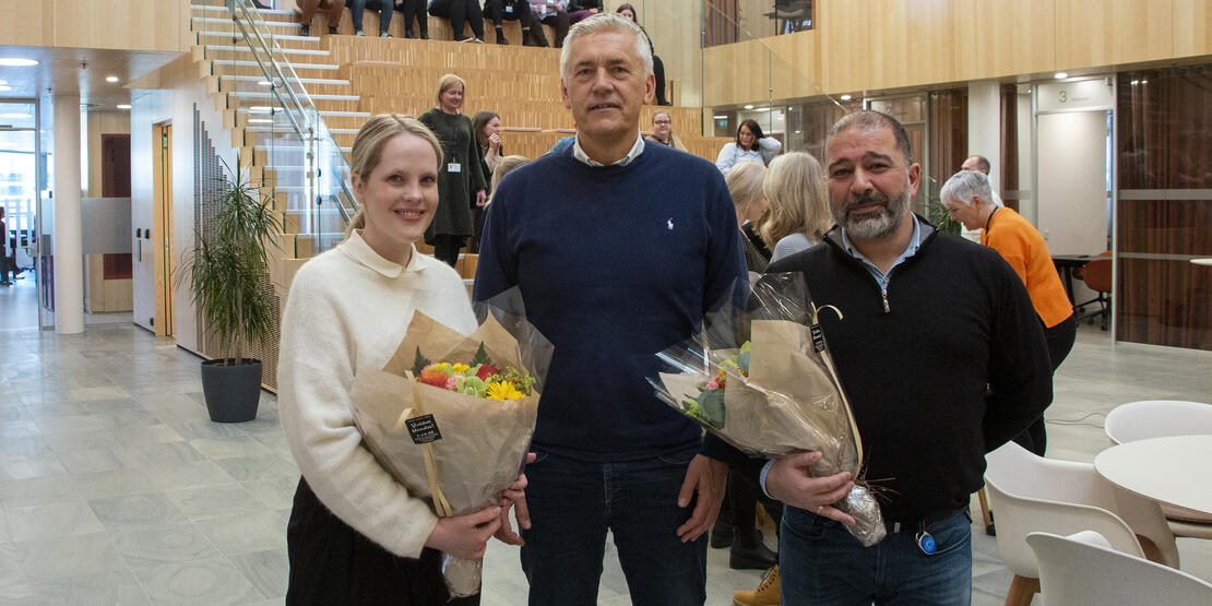 Kommunedirektør Kjell Hugvik delte ut blomster til både Emma Sigridsdatter Jones og Francis Odeh under en markering på rådhuset. Alle foto: Aleksander Ramberg