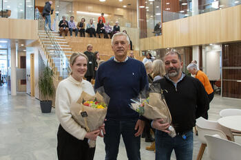 Kommunedirektør Kjell Hugvik, Emma Sigridsdatter Jones og Francis Odeh under en markering på rådhuset.