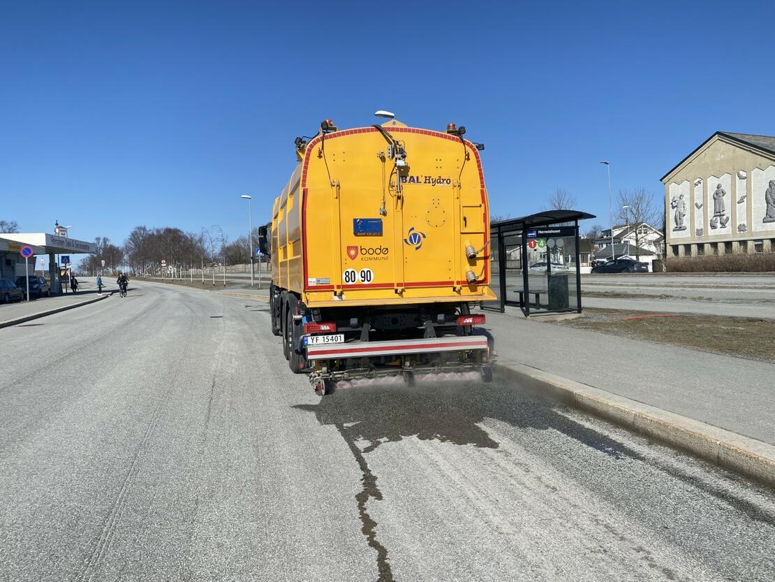 Bildet viser en av Bodø kommunes kjøretøy som feier veiene.