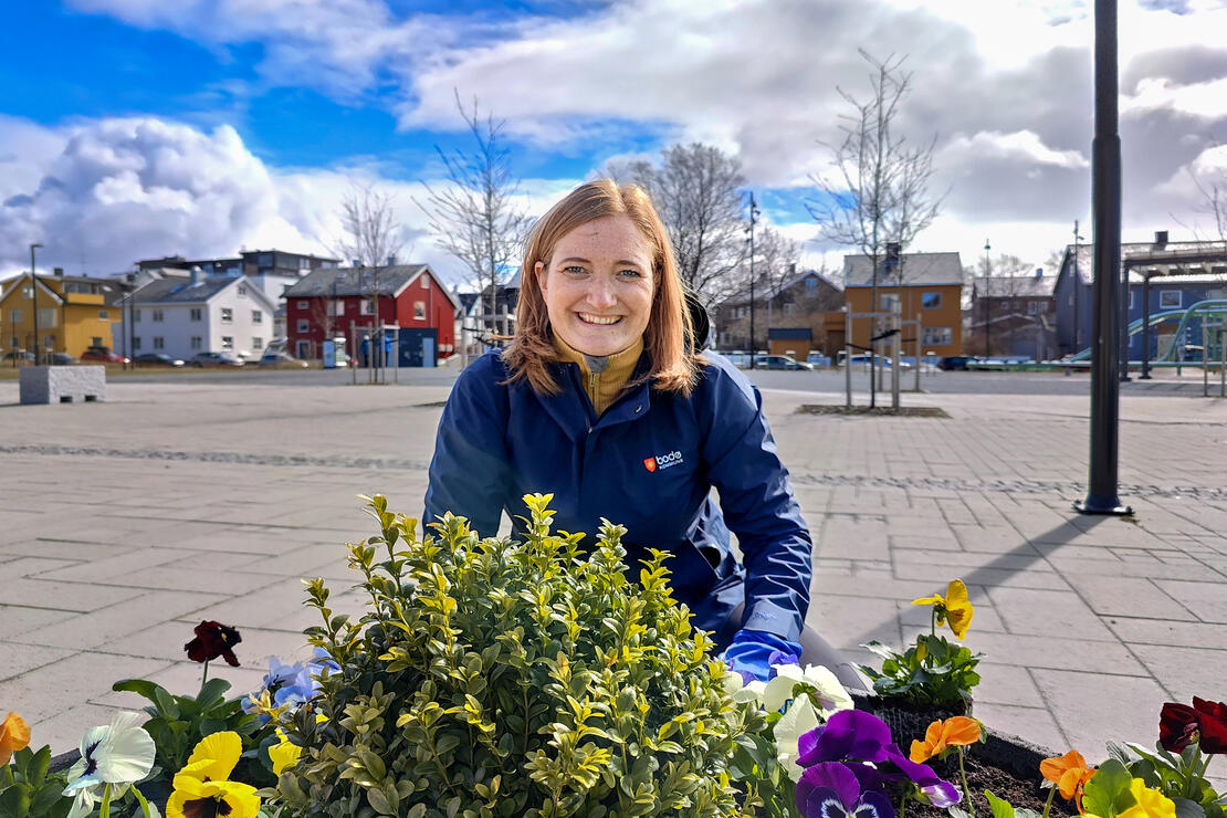 Hvert år er ordfører Ida Pinnerød med på å sette ut de første sommerblomstene i kommunen. Alle foto: Per-Inge Johnsen