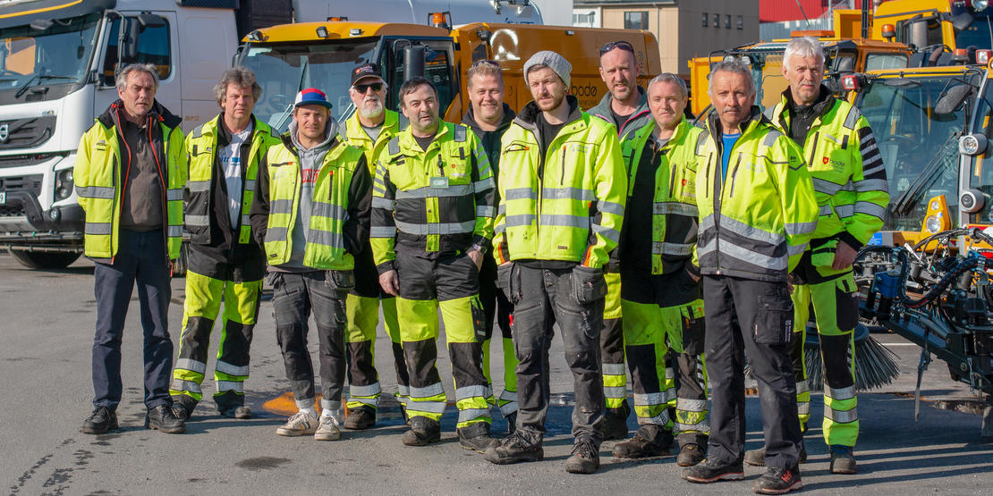 Både ansatte i kommunen og private aktører er i sving når årets gatefeieaksjon starter for fullt i Bodø denne uken. Foto: Per-Inge Johnsen  