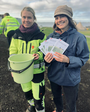 Gro Lundquist og Camilla Helgesen i Bodø kommune sår blomsterengfrø på Pelle Molins plass i Bodø.