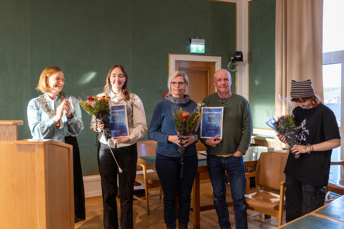 Fra venstre: Ordfører Ida Pinnerød, Arya Tinnberg Hagen, foreldrene til Regine Storå (som befinner seg i utlandet for anledningen), Cecilia Lea Karlskås 