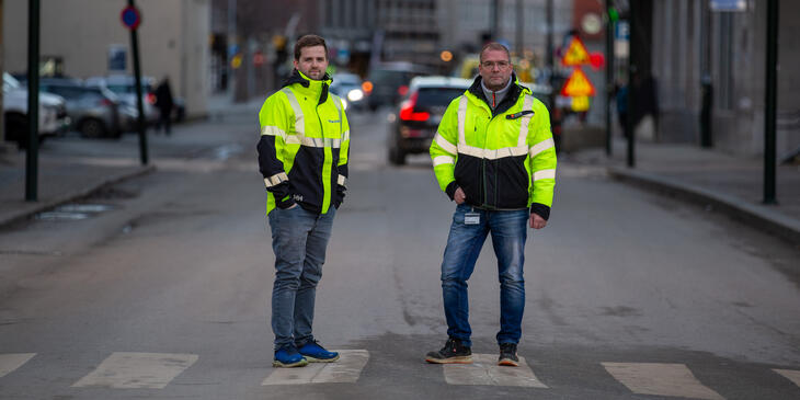 To menn som står i Sjøgata. 
