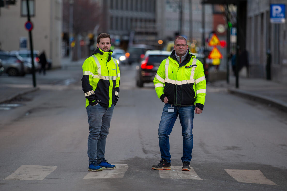 Fra venstre står Robin Edvardsen, Prosjektleder i Veinor AS, og Morten Mikalsen, byggeleder i teknisk avdeling i Bodø kommune.  
