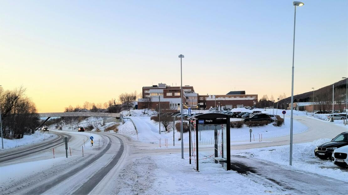 Den nye holdeplassen i Mørkvedveien. Navnet på skuret skal endres til holdeplassens navn, Studentparken. Foto: Fredrik R. Helgesen/Bodø kommune
