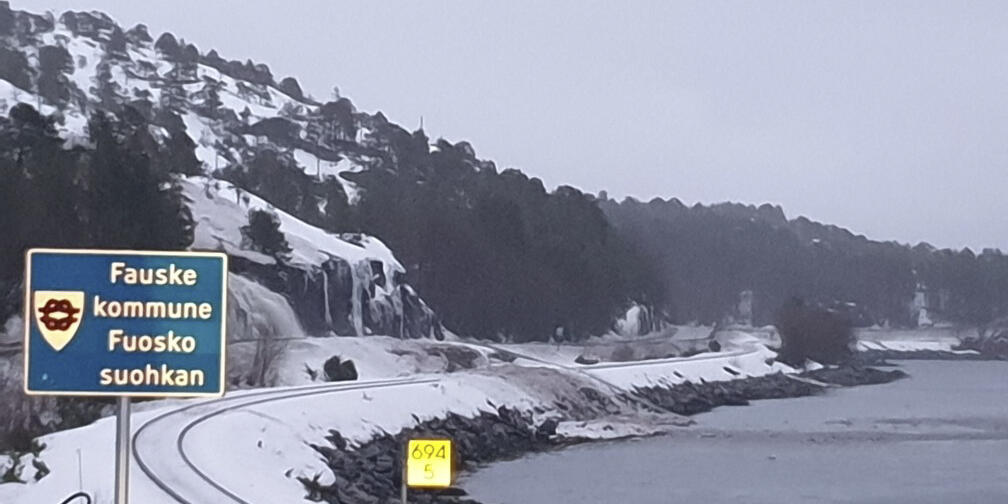 Bildet viser et sørpeskred som har gått over både riksvei 80 og jernbanesporet mellom Bodø og Fauske. I forgrunnen er veiskiltet som viser at du kommer inn til Fauske kommune. Bildet er fra januar 2023.