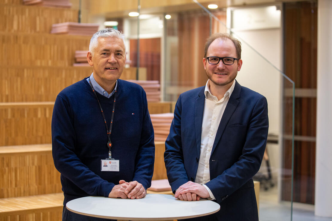 Bildet viser Daniel Bjarmann-Simonsen og kommunedirektør Kjell Hugvik i forbindelse med fredagens pressekonferanse på rådhuset.