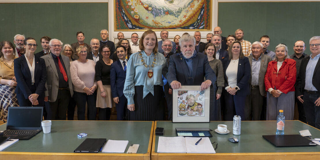 Bildet viser vinner av kulturprisen 2022 Knut Eide, sammen med ordfører Ida Pinnerød og bystyret. 