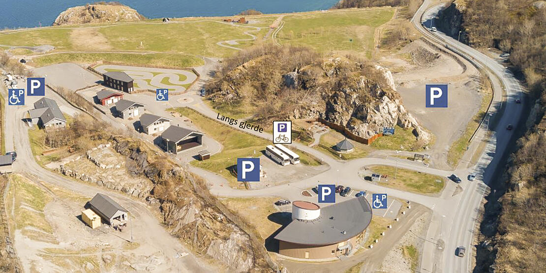 Bildet viser oversikt over parkeringsplasser på Bratten aktivitetspark.