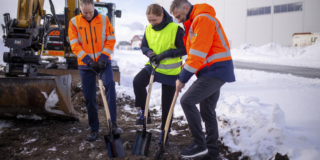 Bildet viser samferdselsminister Jon-Ivar Nygård, ordfører Ida Pinnerød og konserndirektør Abraham Foss fra Avinor som sammen tar et første spadetak på ny lufthavn i Bodø.