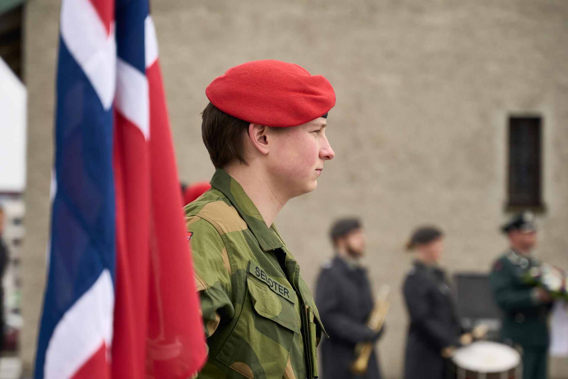 Soldat utenfor domkirken står og holder ett flagg
