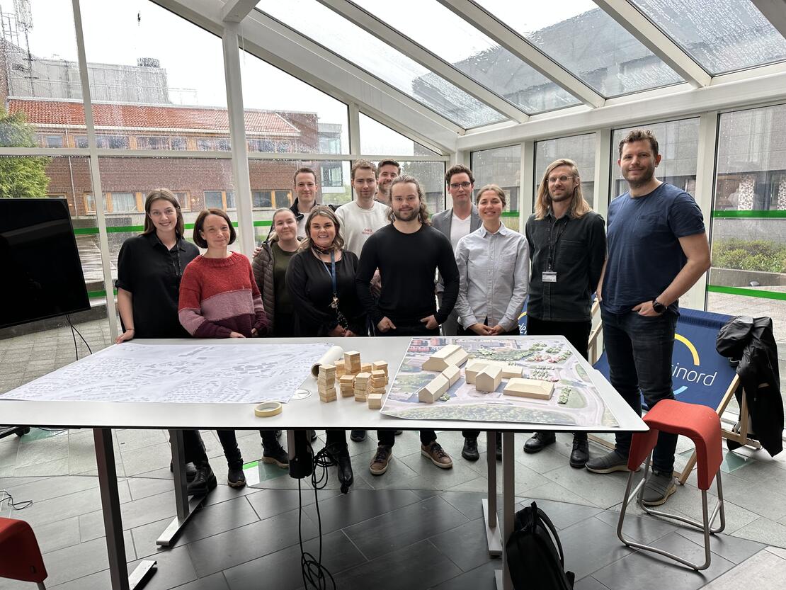 Bilde viser ansatte fra Bodø kommune og studenter fra Nord Universitet bak ett bord