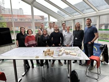 Bildet viser ansatte fra Bodø kommune og studenter fra Nord Universitet bak ett bord