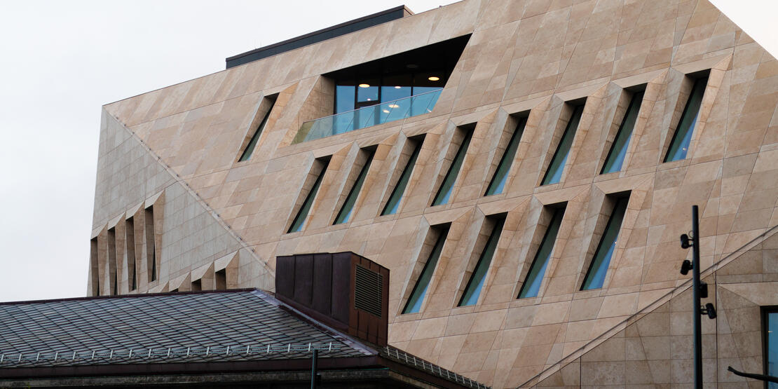 Bildet viser en del av Bodø rådhus sett fra utsiden. 