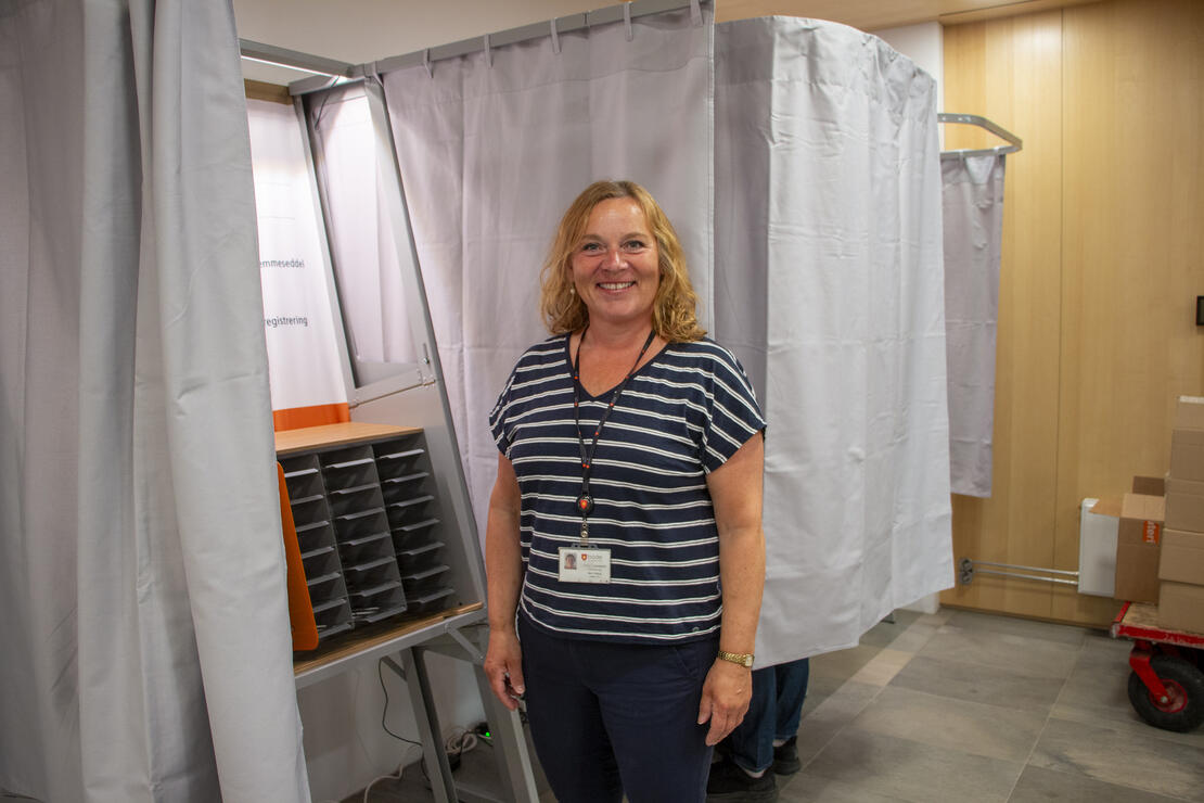 Bildet viser Berit Skaug i stemmelokalene for forhåndsstemming i Bodø rådhus. 