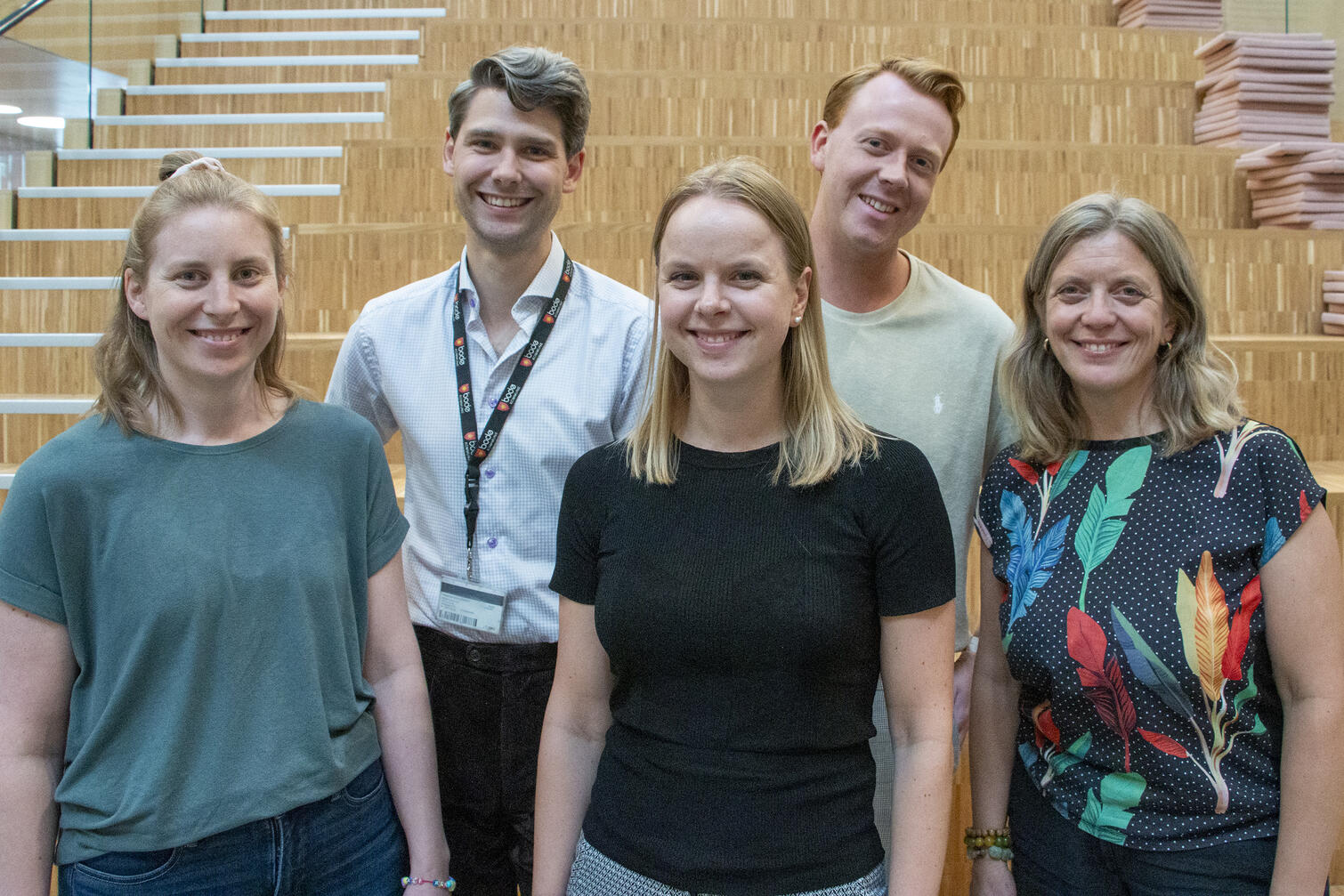 Bilde av miljøprisens jury for 2023, fem personer smiler inne på rådhuset i Bodø.