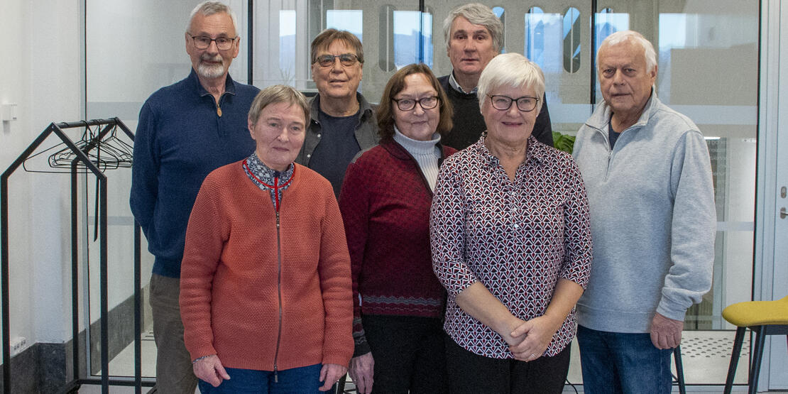 Bilde av medlemmene i Eldrerådet. Sju personer. Bildet er tatt inne på rådhuset i Bodø. 