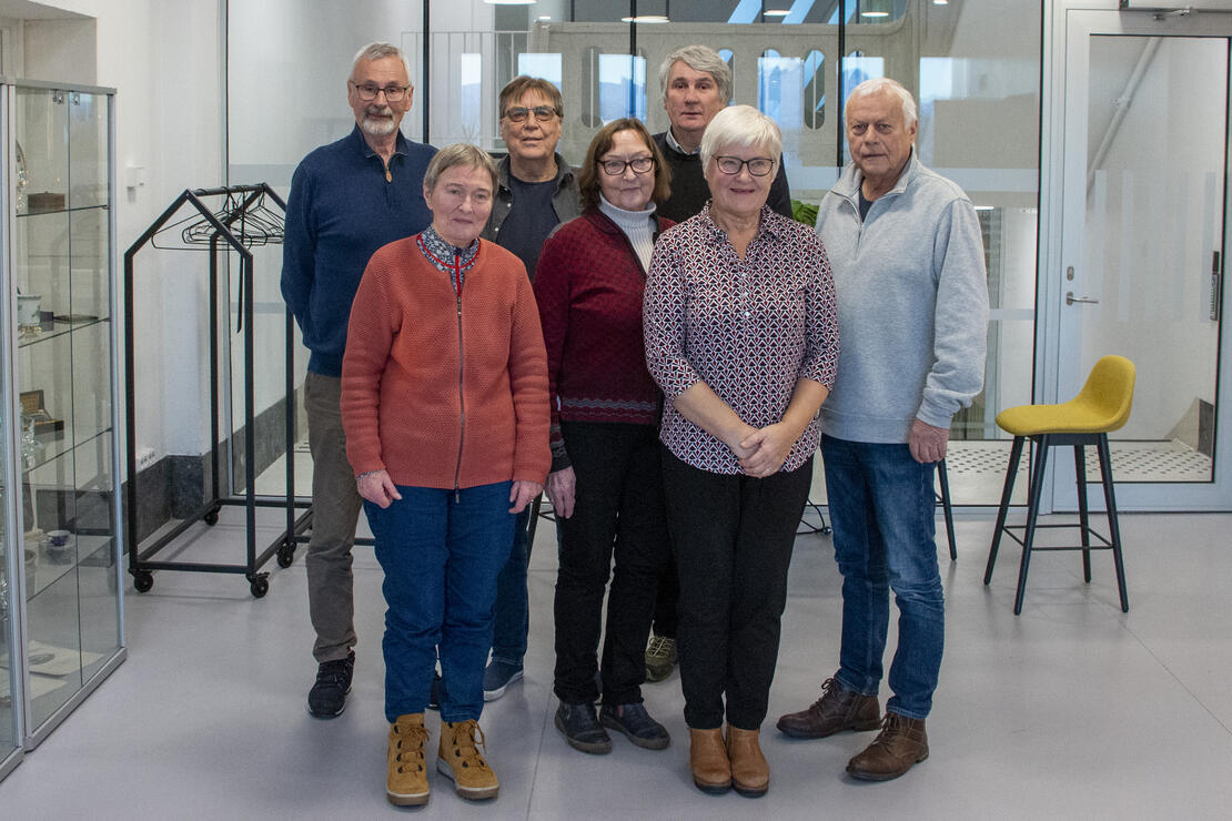 Bilde av medlemmene i Eldrerådet. Sju personer. Bildet er tatt inne på rådhuset i Bodø. 