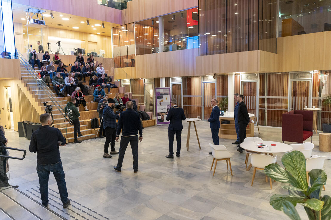 Bilde fra folkeforum, Bodø rådhus som viser flere journalister. 
