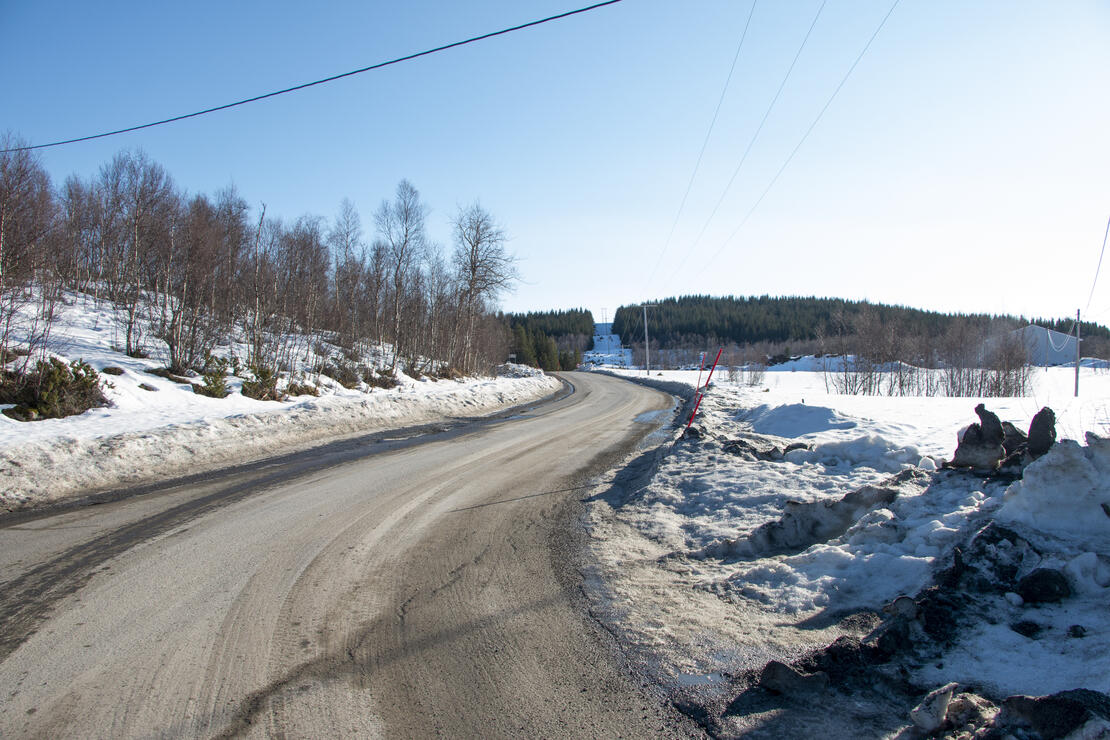 Bildet viser deler av Soløyvannsveien om vinteren. 