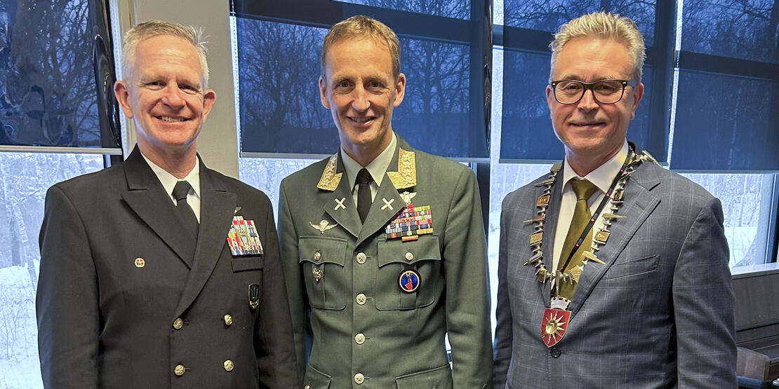 Bilde av Odd Emil Ingebrigtsen sammen med Norges forsvarssjef Eirik Kristoffersen og Vice Admiral Daniel Dwyer, U.S. Navy, Joint Force Command Norfolk. 