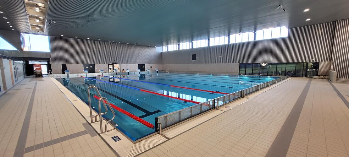 Bildet av det nye konkurransebassenget til Bodø spektrum.  Innendørslokaler, basseng, vann, svømmebaner. 