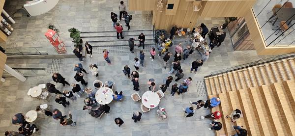 Lenke til artikkel: Pølser og politikk - snakk med en politiker 