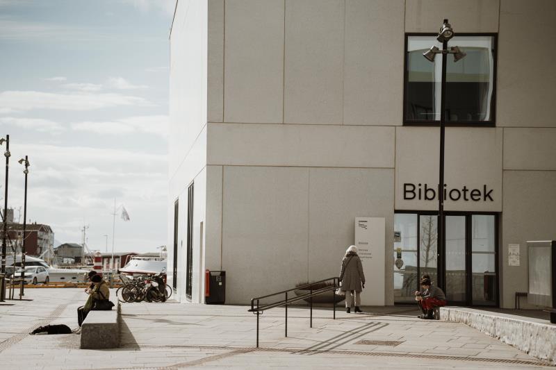 Fra og med 4. mai blir det igjen søndagsåpent på Stormen bibliotek.  - Klikk for stort bilde