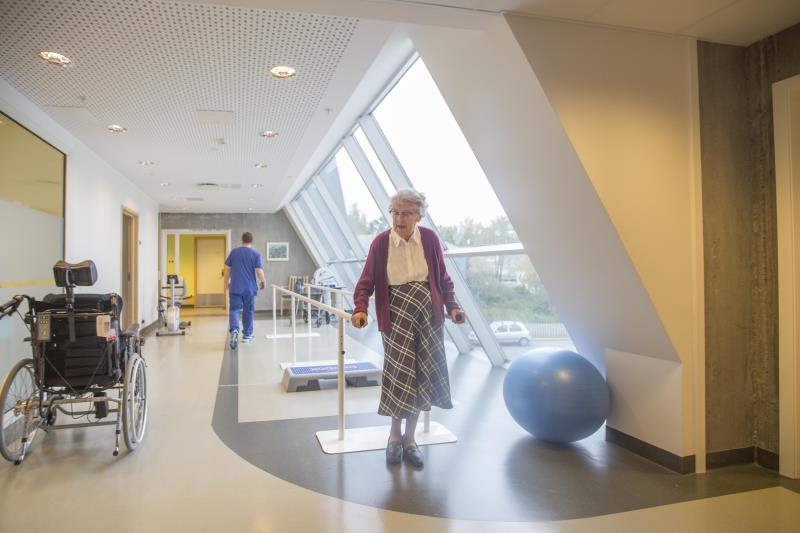 Dame trener i gåbane - Klikk for stort bilde