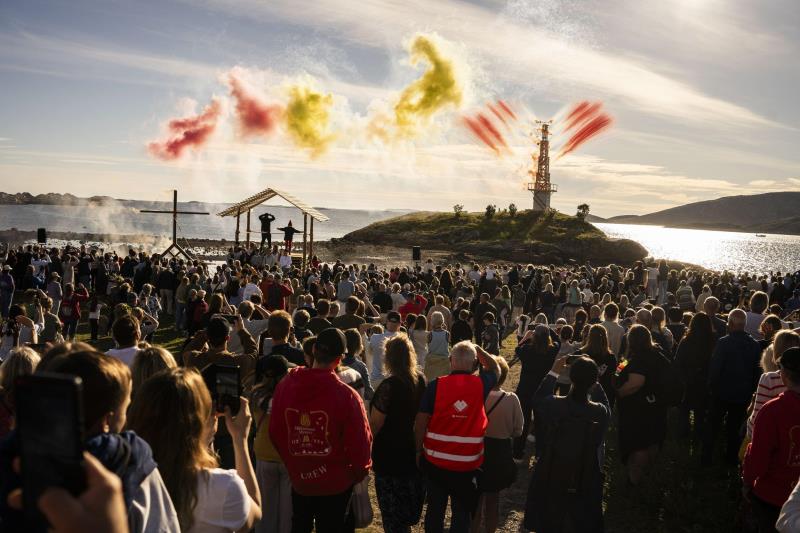 4500 møtte opp til storslått feiring i Breivika da sesongåpningen av Bodø2024 fant sted, dagen før sankthansaften. Foto: David Engmo/Bodø2024. 