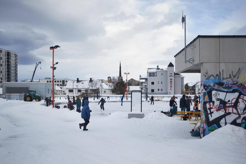 Is og snø med masse unger - Klikk for stort bilde
