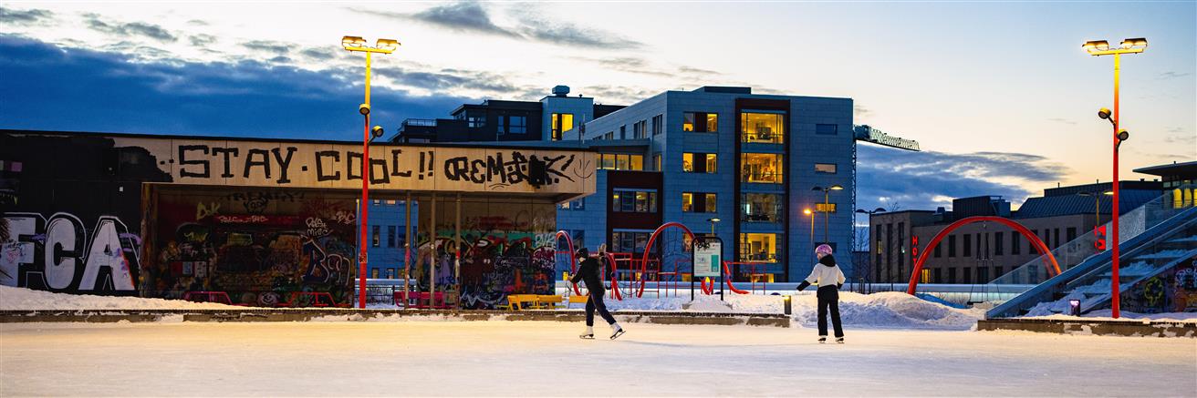 To personer står på skøyter på Kvartal 99