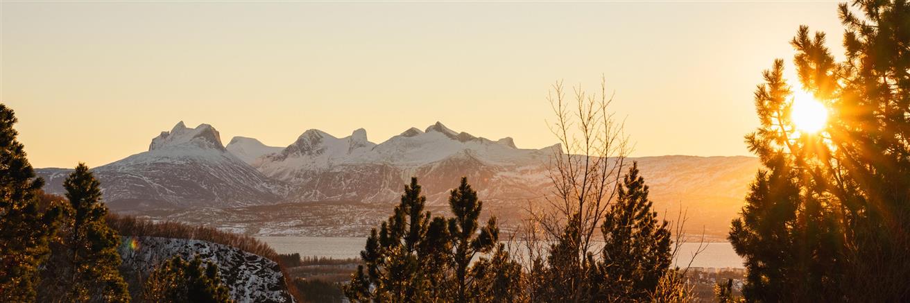 Sol over fjell 
