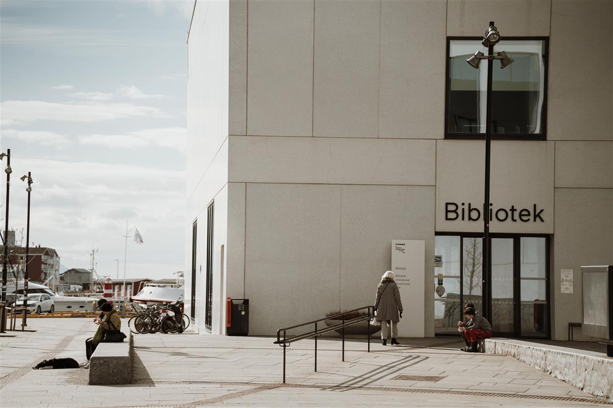  Bilde av Bodø sentrum og inngangen til Stormen bibliotek, på en lett overskyet dag. - Klikk for stort bilde