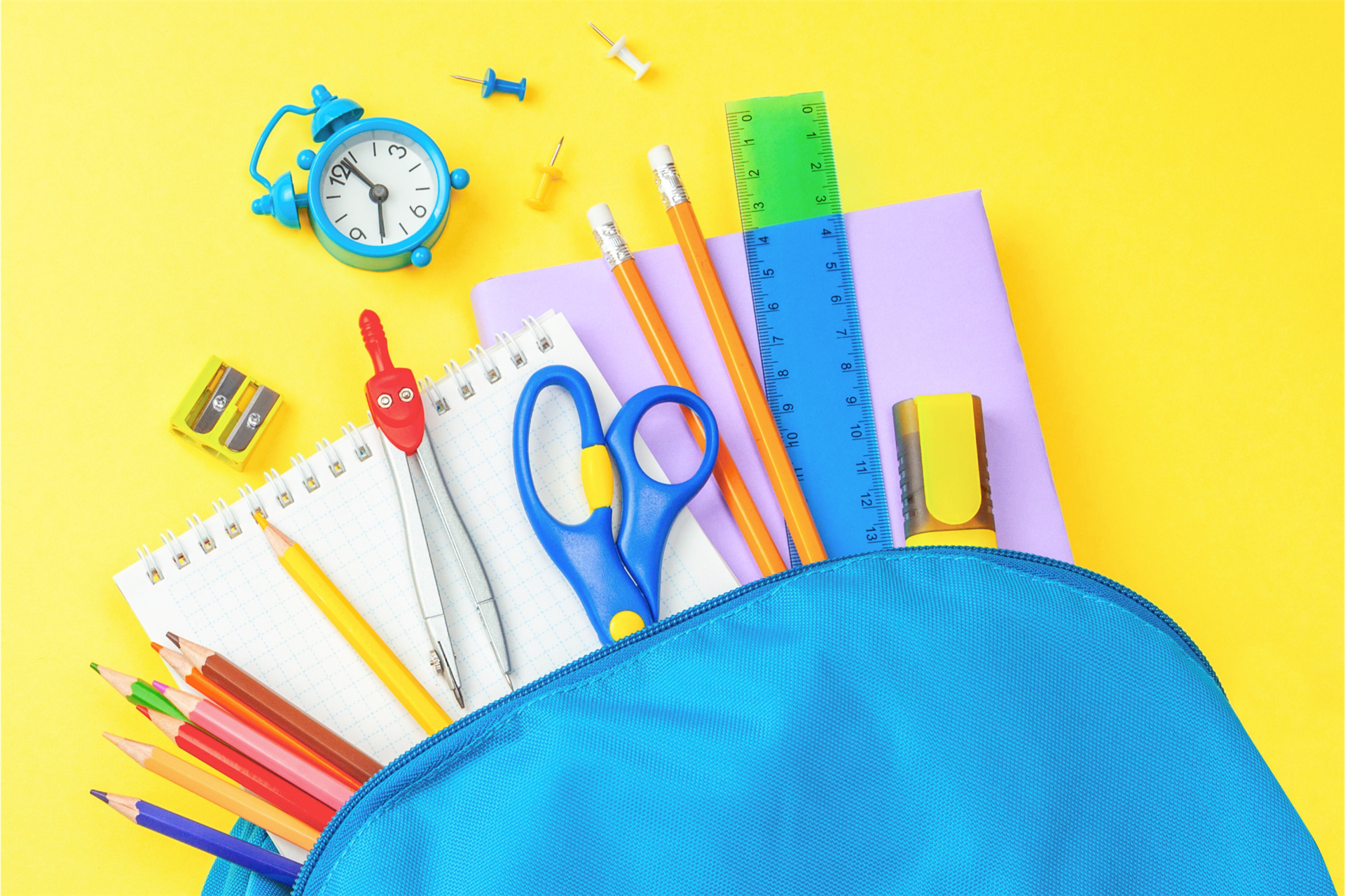 Bilde av blå skolesekk på gul bakgrunn. Blyanter, notatbøker, saks, linjal og annet skolemateriell stikker ut av sekkens åpning. 