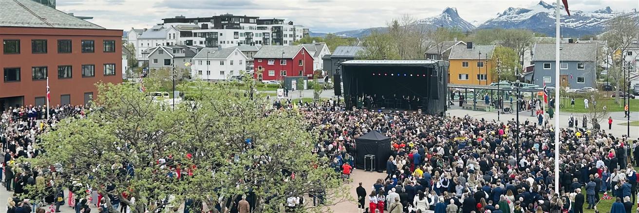 Oversiktsbilde fra Rådhusplassen under 17. mai 2026 - flere tusen personer møtte opp foran scenen.