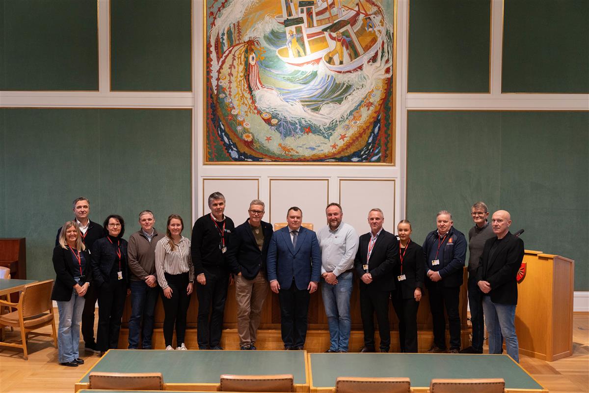 Ukrainsk ambassadør besøker rådhuset - Klikk for stort bilde