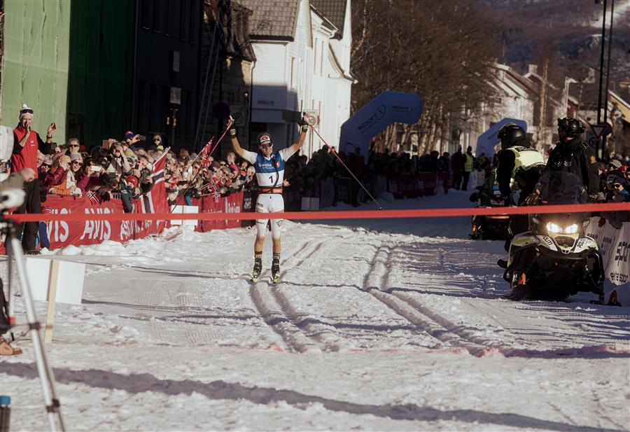 Vinneren av Marcialonga 2024, Thomas Ødegaarden, krysse målstreken.