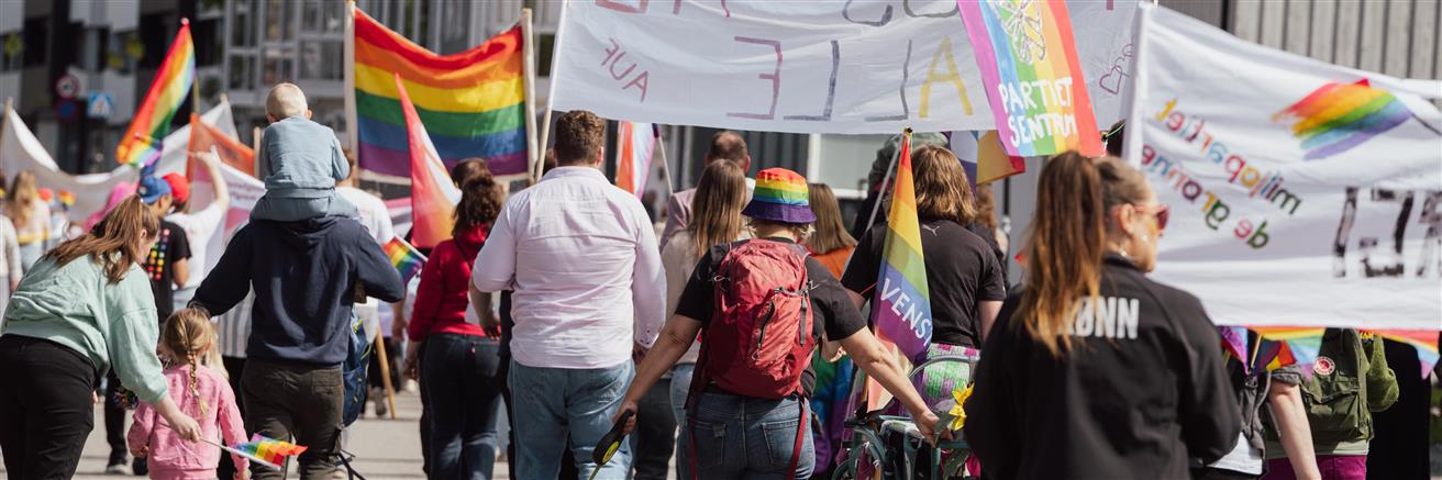 Mennesker går i Pride-tog
