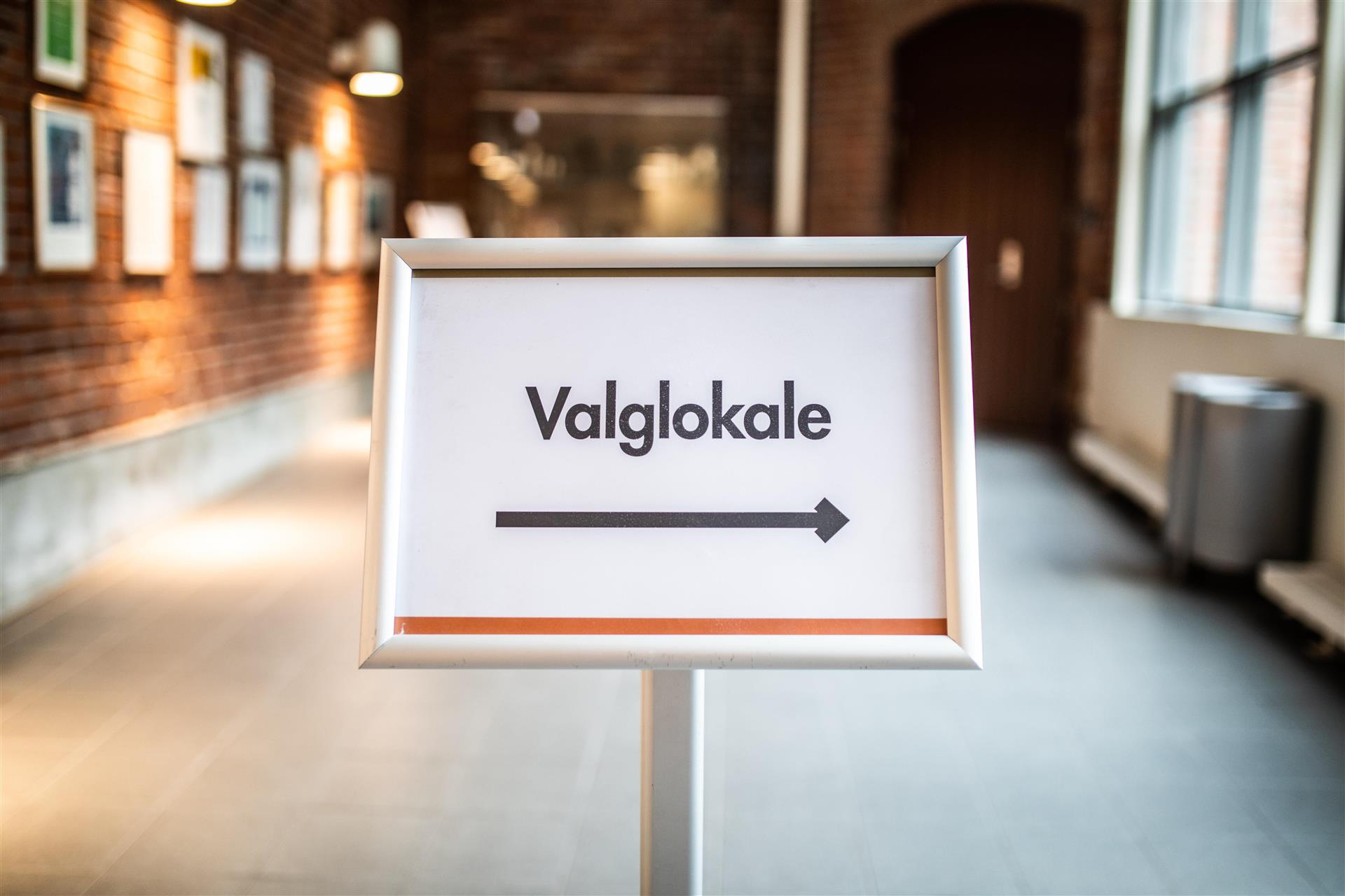 Bilde av et skilt det står Valglokale med pil som viser retningen. 